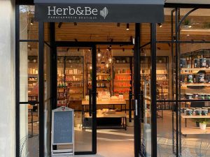 5 claves para diseñar el escaparate y la fachada de tu tienda de moda - Herb&Be (Cristalera)