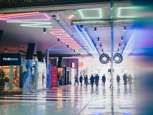 Nuevas experiencias de cliente en retail: arte y ocio para atraer nuevos públicos (The Hood interior)