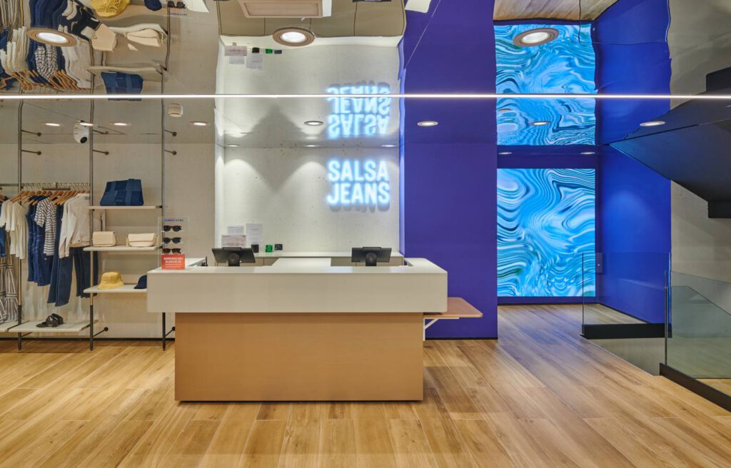 Diseño comercial de la tienda de Salsa Jeans en Paseo de Gracia, proyecto de Tribeka Retail